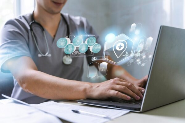 banner-medico-medico-que-trabaja-computadora-portatil_23-2149611211