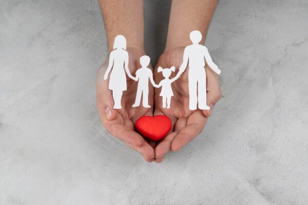 manos-sosteniendo-gente-papel-corazon-cerca_23-2149191352